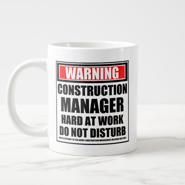 Caneca De Café Grande Duro Do Gestor De Construção No Trabalho (Esquerda)