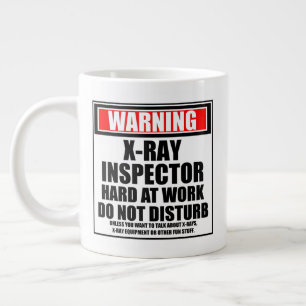 Caneca De Café Grande Duro Do Inspetor De Raios X No Trabalho
