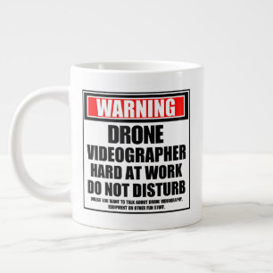 Caneca De Café Grande Duro Do Videógrafo Drone No Trabalho