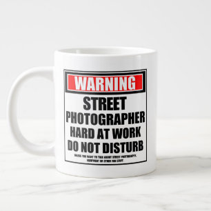 Caneca De Café Grande Duro Fotógrafo Da Rua De Aviso No Trabalho
