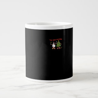 Caneca De Café Grande É a Temporada Amigos da Árvore de Natal Clássico M