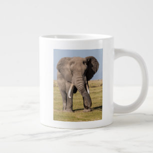 Caneca De Café Grande Elefante em uma Posição Agressiva