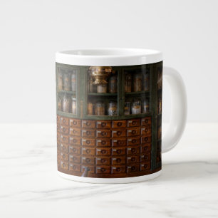 Caneca De Café Grande Farmácia - Logo atrás do balcão