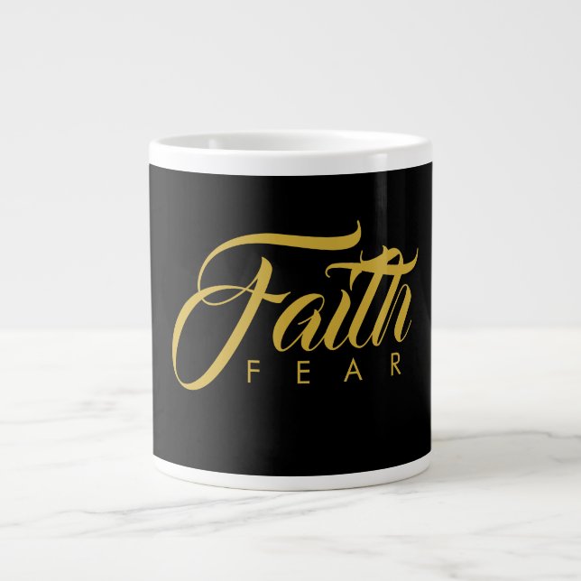 Caneca De Café Grande Fé sobre o medo Dourado e negro (Frente)
