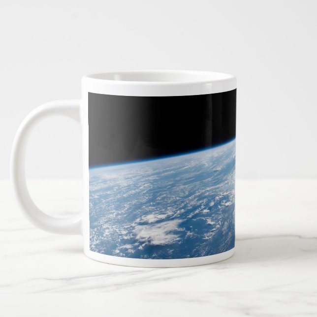 Caneca De Café Grande Feixes De Sol Ao Longo Das Águas Do Oceano Pacífic (Esquerda)
