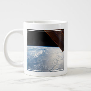 Caneca De Café Grande Feixes De Sol Ao Longo Das Águas Do Oceano Pacífic