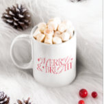 Caneca De Café Grande Feliz e estrela vermelha brilhante<br><div class="desc">Uma caneca de Natal festiva com texto de tipografia simples,  mas clássico,  que diz "Feliz e Brilho" com estrelas.</div>