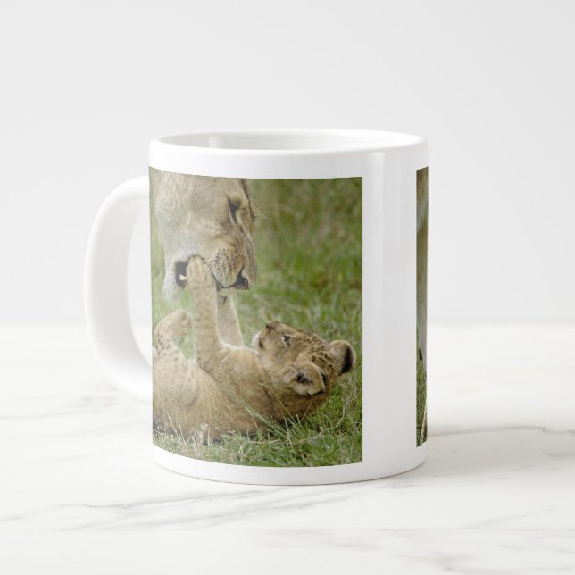 Caneca De Café Grande Filhote de Leão Brincando (Frente Esquerda)