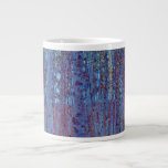 Caneca De Café Grande Floresta Beech por Gustav Klimt, Vintage Art Nouve<br><div class="desc">Beech Forest (1902), de Gustav Klimt, é uma pintura típica de paisagem de belas artes vitoriana simbolismo da era vitoriana que apresenta uma cena natural. Uma floresta escura com faia e folhas à noite. Sobre o artista: Gustav Klimt (1862-1918) era um pintor simbolista austríaco e um dos membros mais proeminentes...</div>