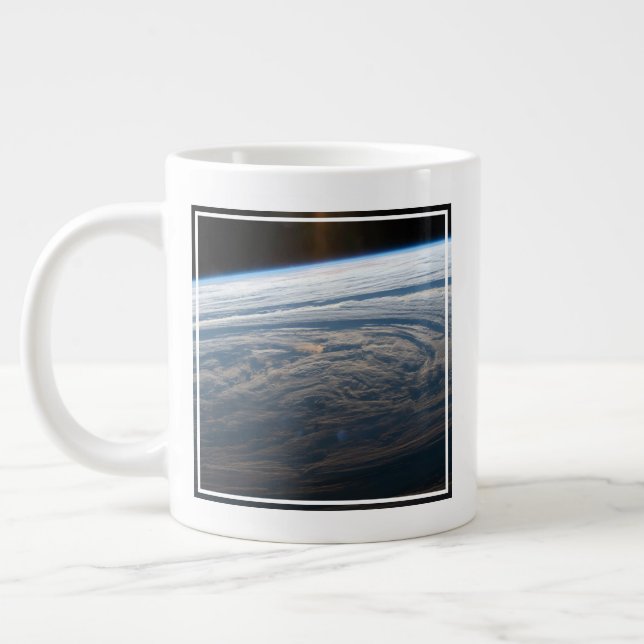 Caneca De Café Grande Formações Nuvens No Oceano Índico Sul. (Esquerda)