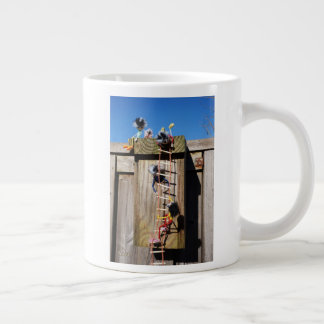 Caneca De Café Grande Fubby's die een vogelhuis beklimmen.