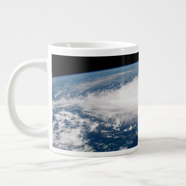 Caneca De Café Grande Furacão Dorian Sobre O Oceano Atlântico. (Esquerda)