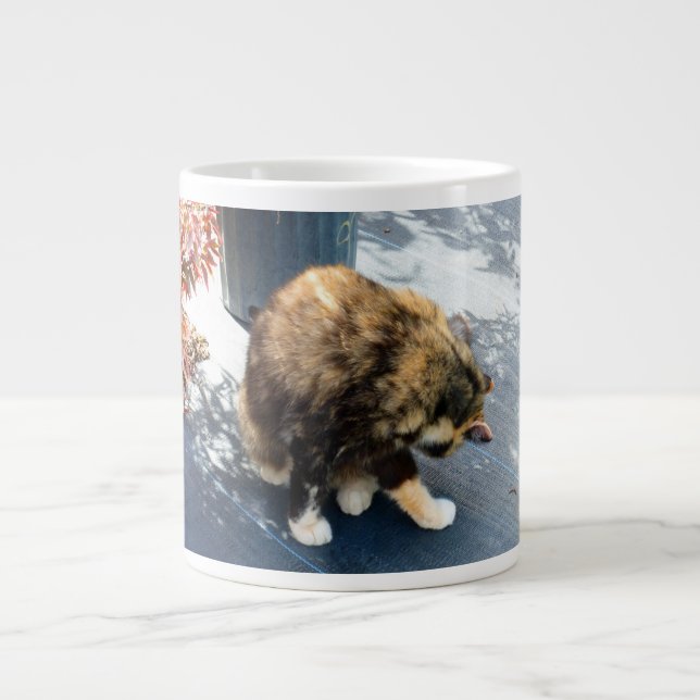 Caneca De Café Grande gato calico lambendo as pernas (Frente)
