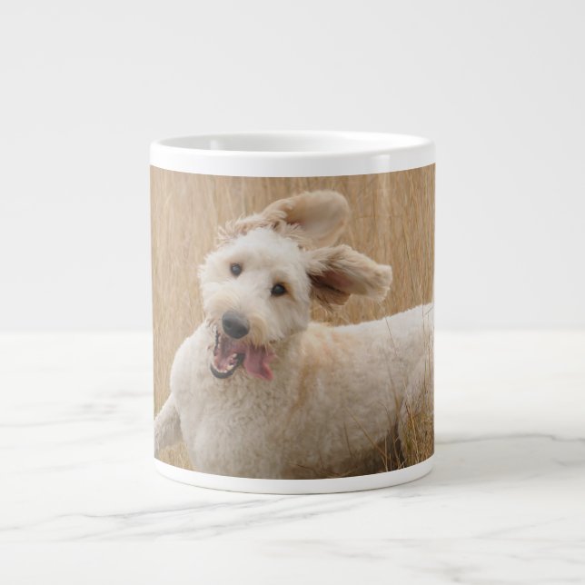 Caneca De Café Grande Goldendoodododle Atravessa Grama (Frente)