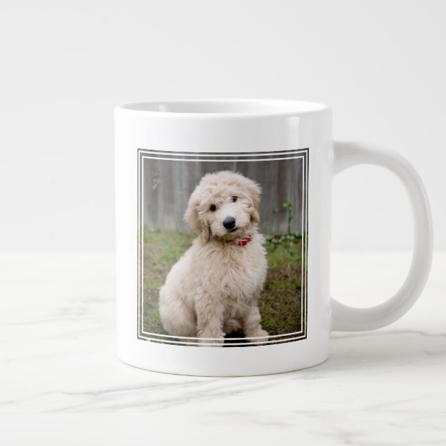 Caneca De Café Grande Goldendoododododle Puppy Senta Em Grama (Direita)