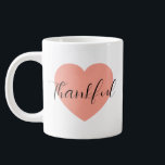 Caneca De Café Grande Gratidão<br><div class="desc">Comece o seu dia com gratidão e estilo com esta caneca “Gratidão”! Com caligrafia preta elegante sobre um coração rosa suave, é perfeita para café, chá ou qualquer bebida aconchegante. Uma maneira simples e calorosa de trazer positividade para a sua rotina matinal, esta caneca também é um presente atencioso para...</div>