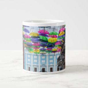 Caneca De Café Grande Guarda-chuvas sobre as ruas de San Juan e a mansão
