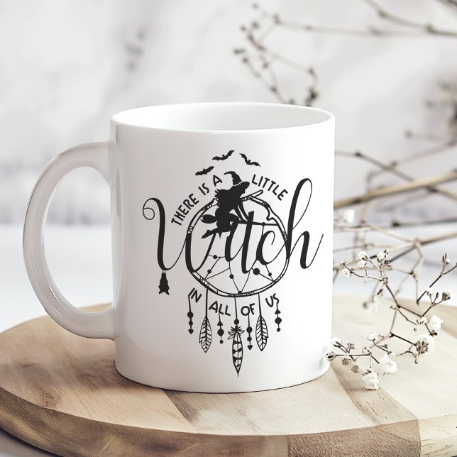 Caneca De Café Grande Há uma Bruxinha em Todos nós - Witchy Boho (There’s a Little Witch in All of Us – Witchy Boho Giant Coffee Mug on a boho wooden kitchen table.)