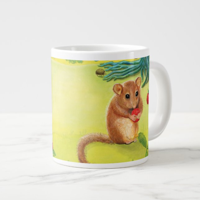 Caneca De Café Grande Hazel Dormouse comendo morango selvagem (Frente Esquerda)