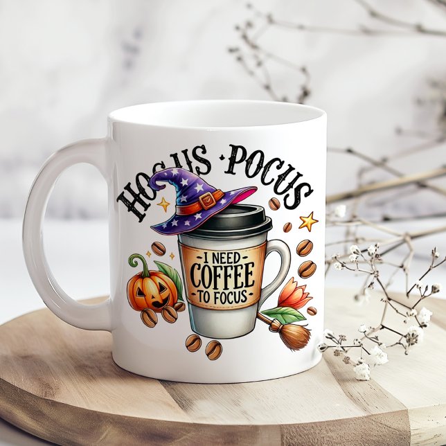 Caneca De Café Grande "Hocus Pocus I Need Coffee to Focus" ("Hocus Pocus I Need Coffee to Focus" Giant Coffee Mug on a boho kitchen table with tiny dry flowers)