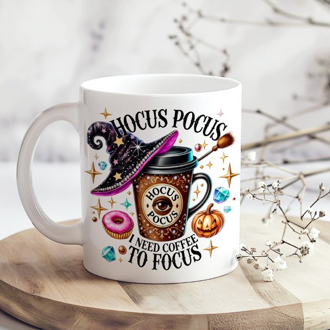 Caneca De Café Grande "Hocus Pocus Preciso de Café" Divertido Presente d ("Hocus Pocus I Need Coffee" Funny Witchy Giant Coffee Mug on a kitchen table with tiny dry flowers)