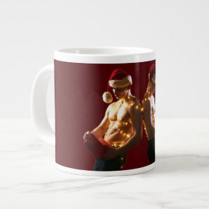 Caneca De Café Grande Homens sem camisa do SlipperyJoe de volta ao Natal