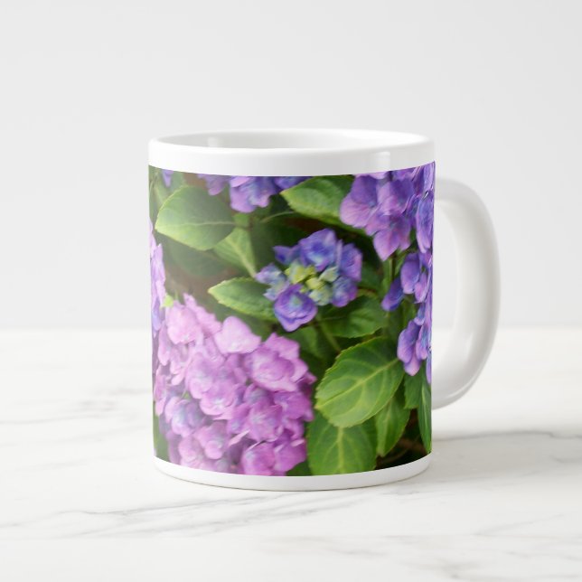 Caneca De Café Grande Hydrangeas, Azul, Rosa, Mauve, Folhas Verdes (Frente Esquerda)