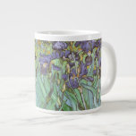 Caneca De Café Grande Írises de Vincent van Gogh<br><div class="desc">Irrises (1889) de Van Gogh é uma pintura de natureza floral de apos impressionismo fino. Um grupo de íris roxos barbudos e uma flor branca de íris solteiro crescendo em um jardim. Foi uma das suas primeiras pinturas enquanto ele estava no asilo em Santo-Remy-de-Provence. Em 1987 tornou-se a pintura mais...</div>