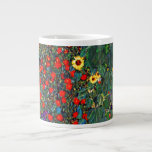 Caneca De Café Grande Jardim Flor Gustav Klimt<br><div class="desc">Café Mug apresentando o Jardim de Fazendas de pintura de óleo de Gustav Klimt com girassóis (1907). Um belo jardim de girassóis e belas flores azuis,  vermelhas,  roxas,  rosa e brancas. Um presente de excelente para fãs de Arte Nouveau e de Arte Austríaca.</div>