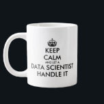 Caneca De Café Grande Keep Calm and let a data scientist handle it funny<br><div class="desc">Mantenha calma e deixe um cientista de dados lidar com isso, Giant Coffee Mug. Copo de tamanho grande personalizado. Crie a sua divertida calma e carregar em citação. Moderno mantém modelo de tipografia calma com coroa. Brincadeira personalizada de 20oz para amigos e colaboradores. Canecas de café brancas sobredimensionadas com impressão...</div>