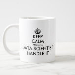 Caneca De Café Grande Keep Calm and let a data scientist handle it funny<br><div class="desc">Mantenha calma e deixe um cientista de dados lidar com isso, Giant Coffee Mug. Copo de tamanho grande personalizado. Crie a sua divertida calma e carregar em citação. Moderno mantém modelo de tipografia calma com coroa. Brincadeira personalizada de 20oz para amigos e colaboradores. Canecas de café brancas sobredimensionadas com impressão...</div>