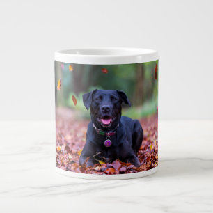 Caneca De Café Grande Labrador Negro Em Folhas De outono