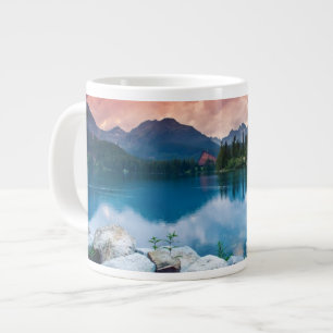 Caneca De Café Grande Lago de montanha no Parque Nacional High Tatra 2