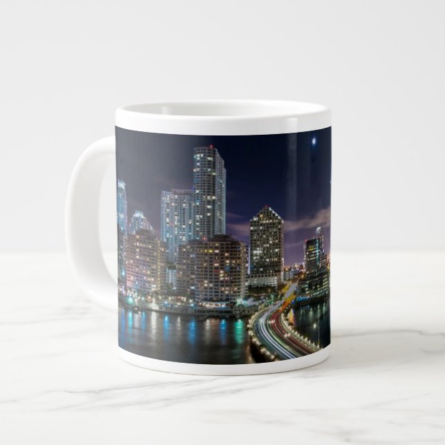 Caneca De Café Grande Linha Skyline da cidade de Miami com ponte à noite (Frente Esquerda)