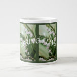 CANECA DE CAFÉ GRANDE LÍRIO DO VALE<br><div class="desc">Lírio do vale - flores campaniformes brancas delicadas bonitas. As frondas verdes e as grandes folhas são um contexto bonito a estas flores do primavera.  As flores pintadas aguarela com amor e mim esperam que inspiram o jardineiro em você</div>