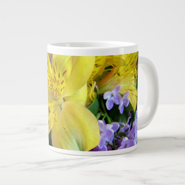 Caneca De Café Grande Lírios Amarelos e Flores Lilases Roxos (Frente Esquerda)