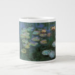 Caneca De Café Grande Lírios de Claude Monet, Flores Vintage<br><div class="desc">Lírios (1916), por Claude Monet. Water Lily é uma pintura floral de arte impressionista vintage. Jardim de flores da primavera Monet em Giverny, França. Esta paisagem é uma das muitas variações das pinturas de lírio-d'água que Monet pintou por seu lago. Sobre o artista: Claude Monet (1840-1926) foi o fundador do...</div>