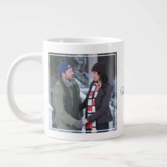 Caneca De Café Grande Lorelai & Luke segurando mãos na neve (Esquerda)