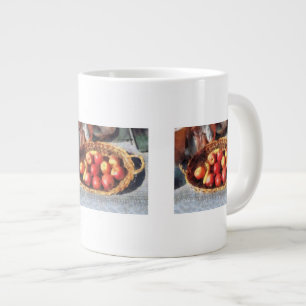 Caneca De Café Grande Maçãs e bananas no cesto