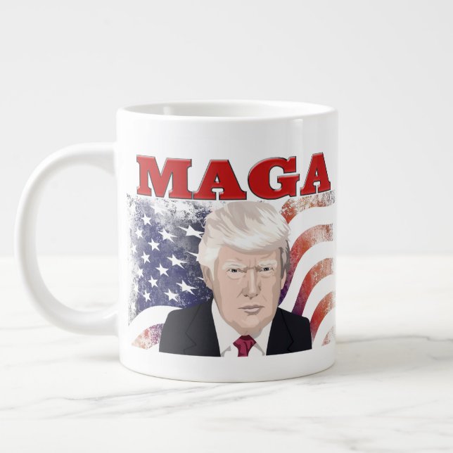 Caneca De Café Grande MAGA American Flag Trump texto vermelho (Esquerda)