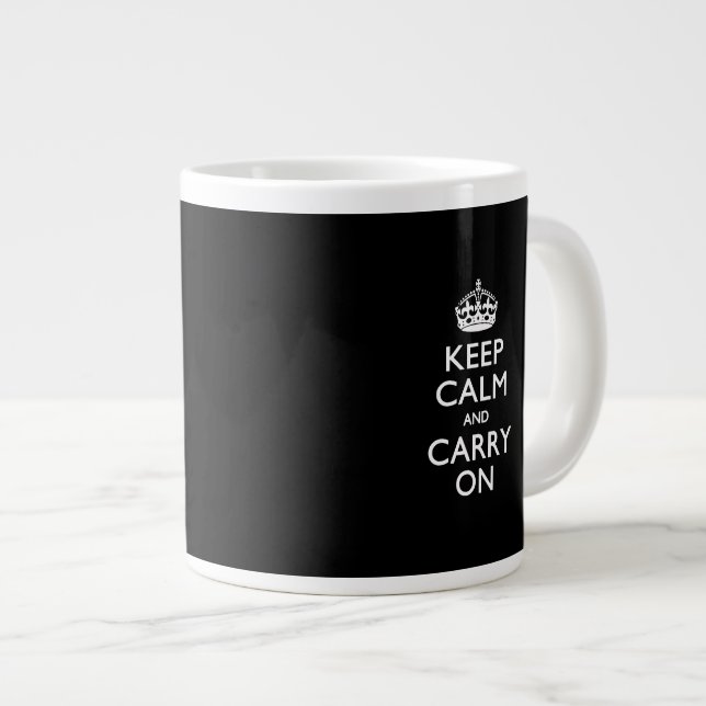 Caneca De Café Grande MANTENHA A CALMA E CARREGUE EM preto sólido (Frente Esquerda)