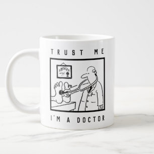 Caneca De Café Grande Médico com estetoscópio verificando os pés
