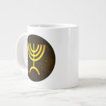 Caneca De Café Grande Menorah Flame<br><div class="desc">Uma renderização digital da menorah judaica de sete ramificações (hebraico: מְ נ וֹ ה ). A menorah de sete ramificações, usada no santuário portátil montado por Moisés na selva e, mais tarde, no Templo em Jerusalém, tem sido símbolo do judaísmo desde a Antiguidade e é o emblema no casaco de...</div>