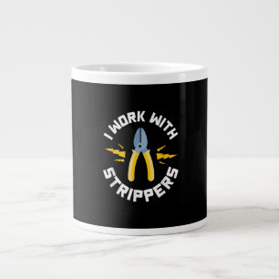 Caneca De Café Grande Mens I Trabalha Com A União Eletrônica