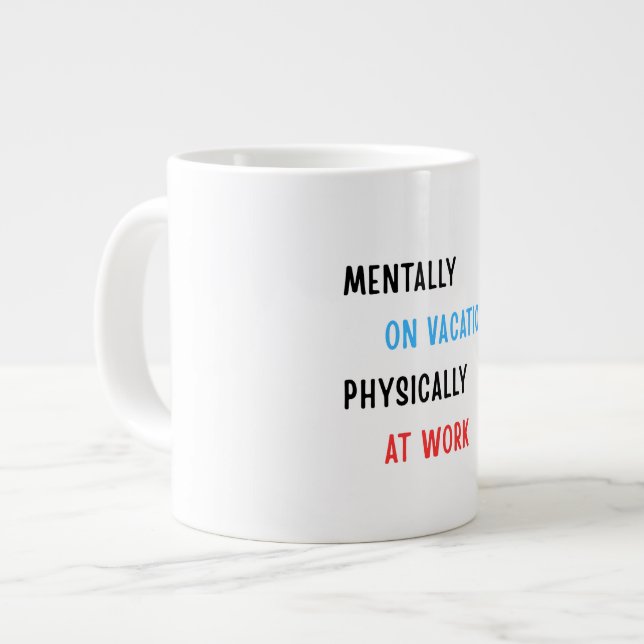 Caneca De Café Grande Mentalmente de Férias, Fisicamente no Trabalho – C (Frente Esquerda)