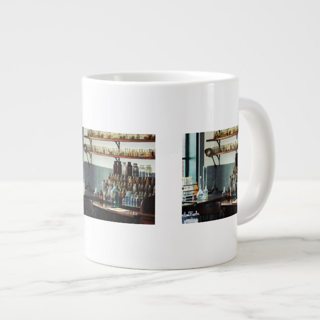 Caneca De Café Grande Mesa com Garrafas de Produtos Químicos (Frente Esquerda)