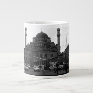 Caneca De Café Grande Mesquita Yeni Camii em Istambul na Turquia antiga