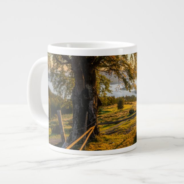 Caneca De Café Grande Misty Dawn em uma Floresta (Frente Esquerda)