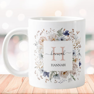Caneca De Café Grande Monograma Elegante Flores Florais Bege Azul Bonito