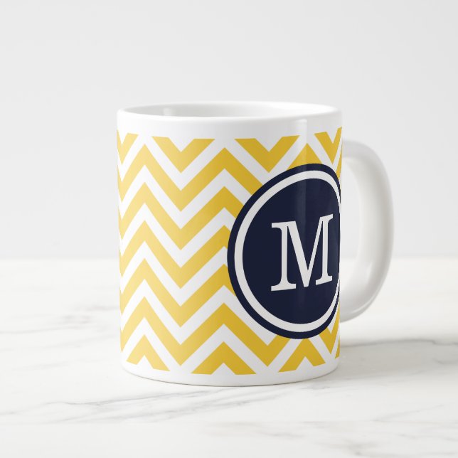Caneca De Café Grande Monograma Personalizado de Chevron Amarelo e Marin (Frente Esquerda)